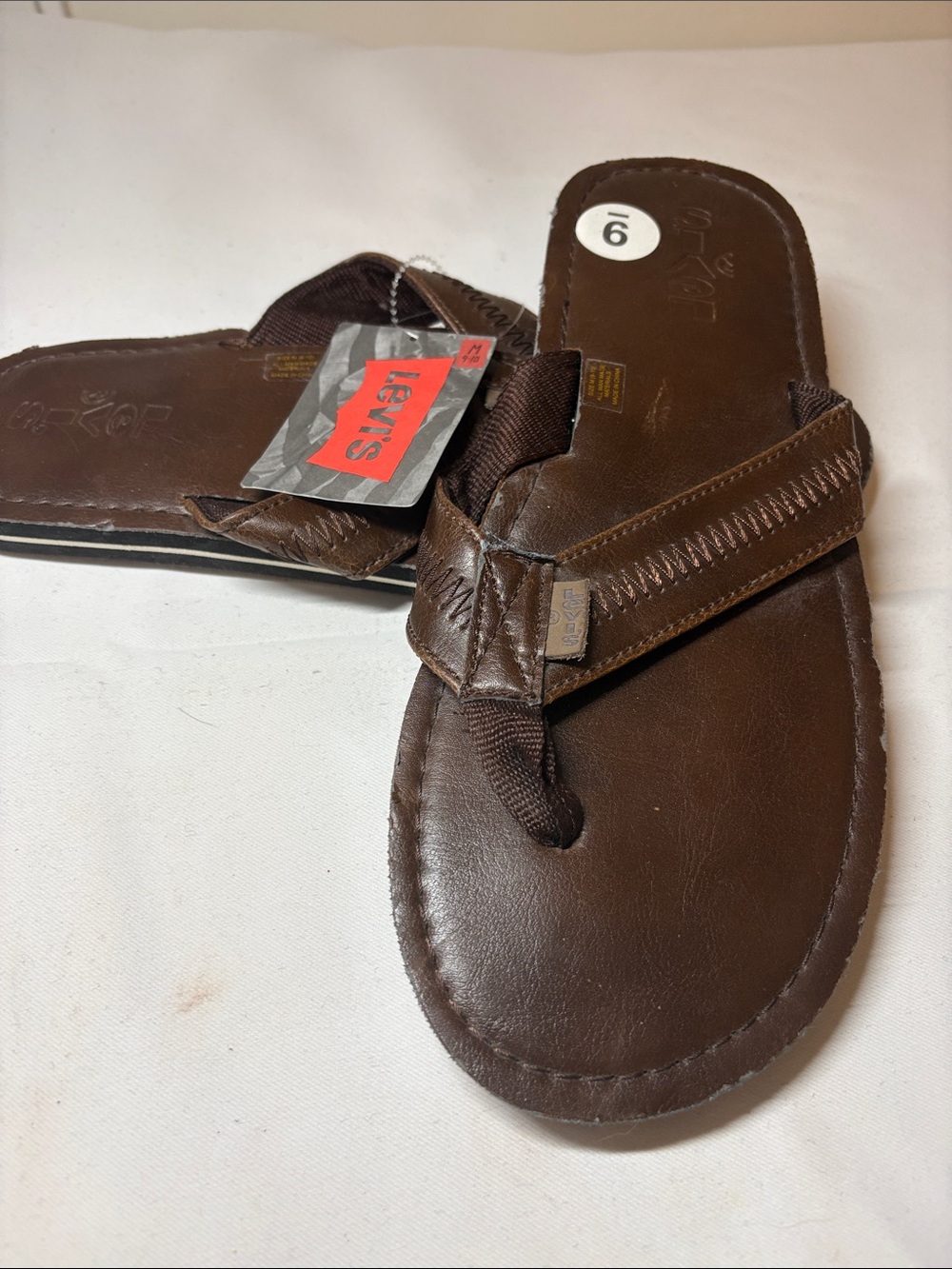 Levi’s NWT Brown Manmade Flip Flops Size 9